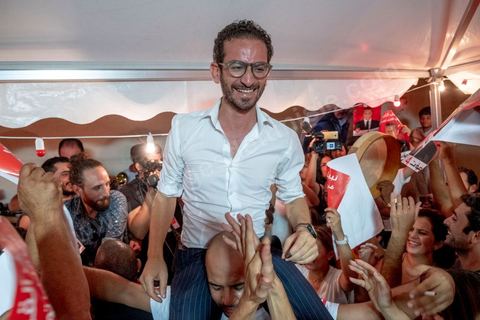 15 septembre 2019 : au QG du parti de Nabil Karoui, candidat en prison à l'election présidentielle en Tunisie, les militants fêtent le passage au second tour selon les sondages, Nabil Karoui serait en deuxième position derrière le candidat surprise Kais Saïed. Ce premier tour marque la victoire de candidat indépendant et populiste, dévant de loin les candidats dits "progressistes" représnetant l'ancien sytéme et le candidat du parti islamiste Ennahdha. 