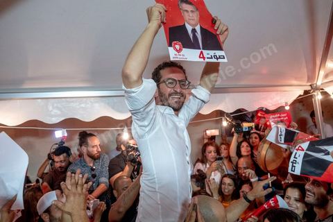 15 septembre 2019 : au QG du parti de Nabil Karoui, candidat en prison à l'election présidentielle en Tunisie, les militants fêtent le passage au second tour selon les sondages, Nabil Karoui serait en deuxième position derrière le candidat surprise Kais Saïed. Ce premier tour marque la victoire de candidat indépendant et populiste, dévant de loin les candidats dits "progressistes" représnetant l'ancien sytéme et le candidat du parti islamiste Ennahdha. 