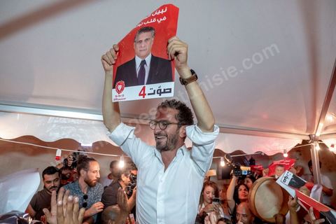 15 septembre 2019 : au QG du parti de Nabil Karoui, candidat en prison à l'election présidentielle en Tunisie, les militants fêtent le passage au second tour selon les sondages, Nabil Karoui serait en deuxième position derrière le candidat surprise Kais Saïed. Ce premier tour marque la victoire de candidat indépendant et populiste, dévant de loin les candidats dits "progressistes" représnetant l'ancien sytéme et le candidat du parti islamiste Ennahdha. 