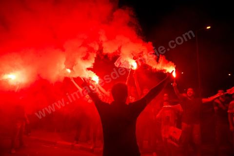 15 septembre 2019 : au QG du parti de Nabil Karoui, candidat en prison à l'election présidentielle en Tunisie, les militants fêtent le passage au second tour selon les sondages, Nabil Karoui serait en deuxième position derrière le candidat surprise Kais Saïed. Ce premier tour marque la victoire de candidat indépendant et populiste, dévant de loin les candidats dits "progressistes" représnetant l'ancien sytéme et le candidat du parti islamiste Ennahdha. 