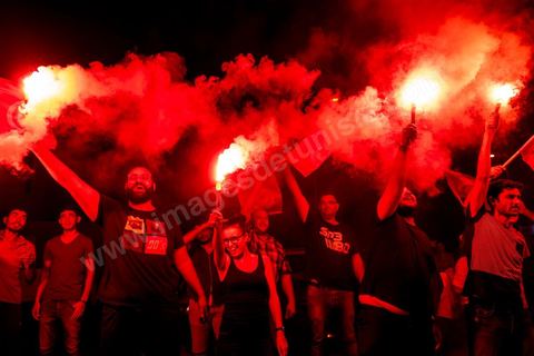 15 septembre 2019 : au QG du parti de Nabil Karoui, candidat en prison à l'election présidentielle en Tunisie, les militants fêtent le passage au second tour selon les sondages, Nabil Karoui serait en deuxième position derrière le candidat surprise Kais Saïed. Ce premier tour marque la victoire de candidat indépendant et populiste, dévant de loin les candidats dits "progressistes" représnetant l'ancien sytéme et le candidat du parti islamiste Ennahdha. 