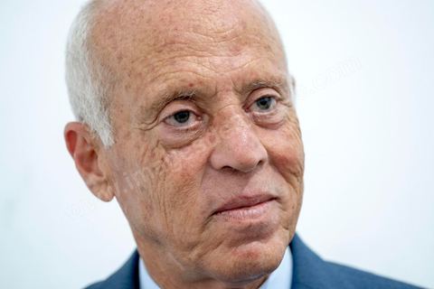 18 septembre : Portrait de Kais Saïed, candidat aux élections présidentielles, vainqueur au 1er tour avec 18,4 %, il affrontera courant octobre pour le match à la présidentielle le candidat en prison Nabil Karoui. Kais Saïed, professeur de droit, candidat atypique et indépendant est un conservateur. Il a reçu depuis sa victoire le soutien des islamistes d'Ennahdha mais aussi de candidats perdants comme Abbou ou Marzouki. Ici dans le bureau de son local de campagne au centre ville de Tunis. 