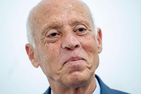 18 septembre : Portrait de Kais Saïed, candidat aux élections présidentielles, vainqueur au 1er tour avec 18,4 %, il affrontera courant octobre pour le match à la présidentielle le candidat en prison Nabil Karoui. Kais Saïed, professeur de droit, candidat atypique et indépendant est un conservateur. Il a reçu depuis sa victoire le soutien des islamistes d'Ennahdha mais aussi de candidats perdants comme Abbou ou Marzouki. Ici dans le bureau de son local de campagne au centre ville de Tunis. 