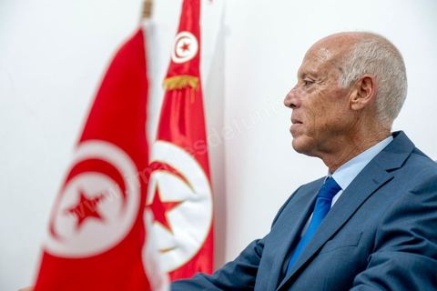18 septembre : Portrait de Kais Saïed, candidat aux élections présidentielles, vainqueur au 1er tour avec 18,4 %, il affrontera courant octobre pour le match à la présidentielle le candidat en prison Nabil Karoui. Kais Saïed, professeur de droit, candidat atypique et indépendant est un conservateur. Il a reçu depuis sa victoire le soutien des islamistes d'Ennahdha mais aussi de candidats perdants comme Abbou ou Marzouki. Ici dans le bureau de son local de campagne au centre ville de Tunis. 