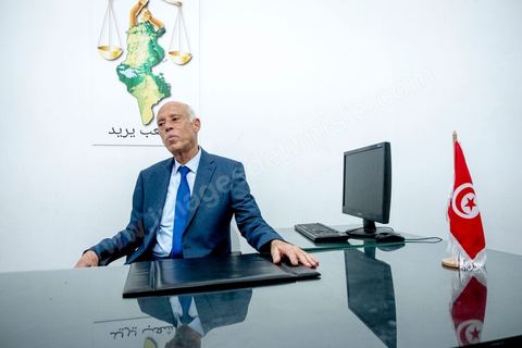 18 septembre : Portrait de Kais Saïed, candidat aux élections présidentielles, vainqueur au 1er tour avec 18,4 %, il affrontera courant octobre pour le match à la présidentielle le candidat en prison Nabil Karoui. Kais Saïed, professeur de droit, candidat atypique et indépendant est un conservateur. Il a reçu depuis sa victoire le soutien des islamistes d'Ennahdha mais aussi de candidats perdants comme Abbou ou Marzouki. Ici dans le bureau de son local de campagne au centre ville de Tunis. 