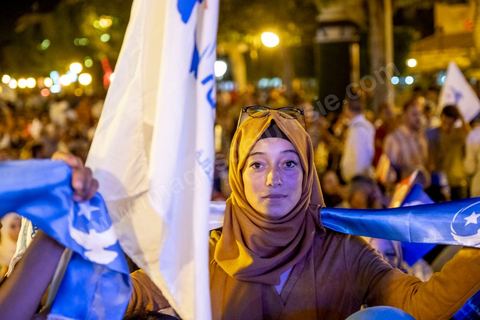 3 octobre 2019 : en cette fin de campagne électorale pour les légilsatives prévues ce dimanche 6 octobre, le parti Ennahdha organis eun grand meeting de cloture sur l'Avenue Habib Bourguiba à Tunis. En présence d'un grand nombre de militants du parti le meeting est plus une fête q'un meeting politique, le président du parti et candidat sur la circonscriptiond e Tunis 1 Rached Ghannouchi est venu saluer les militants accompagné de Adbalfattah Mourou, vice président du parti. 