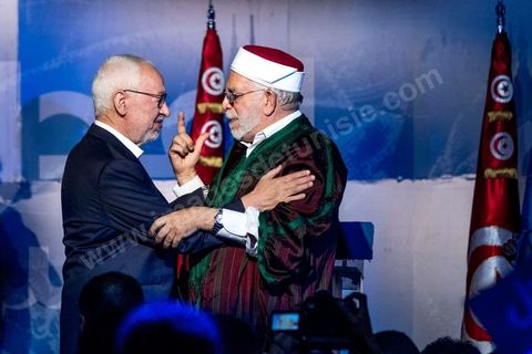 3 octobre 2019 : en cette fin de campagne électorale pour les légilsatives prévues ce dimanche 6 octobre, le parti Ennahdha organis eun grand meeting de cloture sur l'Avenue Habib Bourguiba à Tunis. En présence d'un grand nombre de militants du parti le meeting est plus une fête q'un meeting politique, le président du parti et candidat sur la circonscriptiond e Tunis 1 Rached Ghannouchi est venu saluer les militants accompagné de Adbalfattah Mourou, vice président du parti. 