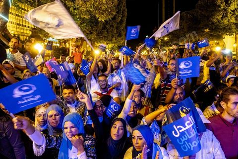 3 octobre 2019 : en cette fin de campagne électorale pour les légilsatives prévues ce dimanche 6 octobre, le parti Ennahdha organis eun grand meeting de cloture sur l'Avenue Habib Bourguiba à Tunis. En présence d'un grand nombre de militants du parti le meeting est plus une fête q'un meeting politique, le président du parti et candidat sur la circonscriptiond e Tunis 1 Rached Ghannouchi est venu saluer les militants accompagné de Adbalfattah Mourou, vice président du parti. 