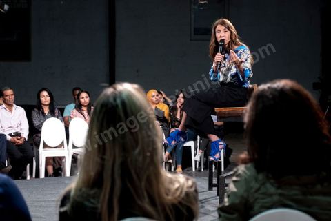 03 octobre 2019 : dans le cadre de la campagne électorale pour les législatives, Salwa Smaoui, épouse de Nabil Karoui, président du parti "au couer de la Tunisie" et incarcéré depuis le 23 aout 2019, fait campagne pour le parti. Ce soir elle anime un talk show dans un théâtre de Tunis en présence de jeunes venus exprimer leurs revendications. Salwa expose les solutions et le programme du parti. 