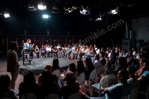 03 octobre 2019 : dans le cadre de la campagne électorale pour les législatives, Salwa Smaoui, épouse de Nabil Karoui, président du parti "au couer de la Tunisie" et incarcéré depuis le 23 aout 2019, fait campagne pour le parti. Ce soir elle anime un talk show dans un théâtre de Tunis en présence de jeunes venus exprimer leurs revendications. Salwa expose les solutions et le programme du parti. 