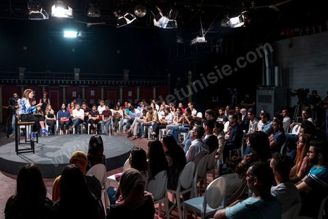 03 octobre 2019 : dans le cadre de la campagne électorale pour les législatives, Salwa Smaoui, épouse de Nabil Karoui, président du parti "au couer de la Tunisie" et incarcéré depuis le 23 aout 2019, fait campagne pour le parti. Ce soir elle anime un talk show dans un théâtre de Tunis en présence de jeunes venus exprimer leurs revendications. Salwa expose les solutions et le programme du parti. 
