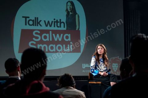 03 octobre 2019 : dans le cadre de la campagne électorale pour les législatives, Salwa Smaoui, épouse de Nabil Karoui, président du parti "au couer de la Tunisie" et incarcéré depuis le 23 aout 2019, fait campagne pour le parti. Ce soir elle anime un talk show dans un théâtre de Tunis en présence de jeunes venus exprimer leurs revendications. Salwa expose les solutions et le programme du parti. 
