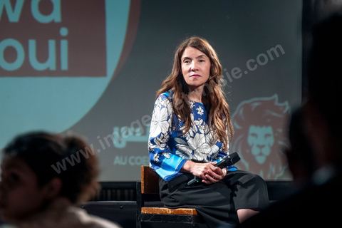 03 octobre 2019 : dans le cadre de la campagne électorale pour les législatives, Salwa Smaoui, épouse de Nabil Karoui, président du parti "au couer de la Tunisie" et incarcéré depuis le 23 aout 2019, fait campagne pour le parti. Ce soir elle anime un talk show dans un théâtre de Tunis en présence de jeunes venus exprimer leurs revendications. Salwa expose les solutions et le programme du parti. 