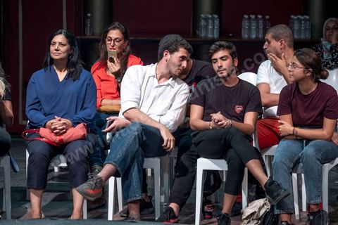 03 octobre 2019 : dans le cadre de la campagne électorale pour les législatives, Salwa Smaoui, épouse de Nabil Karoui, président du parti "au couer de la Tunisie" et incarcéré depuis le 23 aout 2019, fait campagne pour le parti. Ce soir elle anime un talk show dans un théâtre de Tunis en présence de jeunes venus exprimer leurs revendications. Salwa expose les solutions et le programme du parti. 