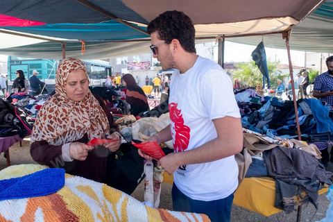 1 er octobre 2019 : au marché de Zarzouna, dans la circonscription de Bizerte, nord de la Tunisie, la tête de liste du parti "au coeur de la Tunisie" de Nabil Karoui, candidat à la présidentielle en prison, n'est autre que son frère Ghazi, en fuite de la justice. Pour le remplacer sa soeur Rym Karoui et son fils Skander Karoui font campagne sur le terrain. Les élections législatives sont prévues le 6 octobre. 
