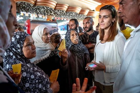 1er octobre 2019 : au marché de Zarzouna, dans la circonscription de Bizerte, au nord de la Tunisie, Olfa Terras Rambourg, tête de liste et présidente du parti Aich Tounsi, tient une réunion dans un café. rencontres avec les militants et discussions avec les citoyens sur les problèmatiques du quartier et présentation de son programme électorale. Les élections législatives sont prévues le 6 octobre. 