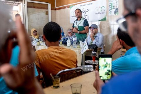 03 octobre 2019 : dans un café du quartier populaire de Raoued, Seifeddine Makhlouf, avocat, candidat éliminé au 1er tour des président et porte parole de la coalition Al Karama, mouvement islamiste proche des jeunes de la révolution, tient une réunion. lors de cette réunion il a indiqué que les habitants de Ben Guerdane sont les plus heureux en Tunisie. « Il y a une absence de l’Etat à Ben Guerdane. La police et l’administration sont quasi-inexistantes. Les habitants de Ben Guerdane sont des hors la loi. La douane tunisienne est éloignée de Ben Guerdane. Souvent, quand on se libère des griffes de l’Etat, on devient heureux ». Et d’ajouter : « Lorsque je me rends à Ben Guerdane, je m’amuse. On peut tout acheter avec les contrebandiers. Souvent, on trouve un agent de police. Il te salue pas plus. La loi n’est pas appliquée. C’est pour cette raison que les habitants de Ben Guerdane sont des gens libres ».
