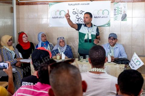 03 octobre 2019 : dans un café du quartier populaire de Raoued, Seifeddine Makhlouf, avocat, candidat éliminé au 1er tour des président et porte parole de la coalition Al Karama, mouvement islamiste proche des jeunes de la révolution, tient une réunion. lors de cette réunion il a indiqué que les habitants de Ben Guerdane sont les plus heureux en Tunisie. « Il y a une absence de l’Etat à Ben Guerdane. La police et l’administration sont quasi-inexistantes. Les habitants de Ben Guerdane sont des hors la loi. La douane tunisienne est éloignée de Ben Guerdane. Souvent, quand on se libère des griffes de l’Etat, on devient heureux ». Et d’ajouter : « Lorsque je me rends à Ben Guerdane, je m’amuse. On peut tout acheter avec les contrebandiers. Souvent, on trouve un agent de police. Il te salue pas plus. La loi n’est pas appliquée. C’est pour cette raison que les habitants de Ben Guerdane sont des gens libres ».