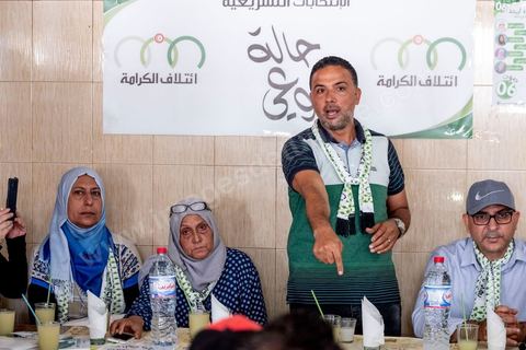 03 octobre 2019 : dans un café du quartier populaire de Raoued, Seifeddine Makhlouf, avocat, candidat éliminé au 1er tour des président et porte parole de la coalition Al Karama, mouvement islamiste proche des jeunes de la révolution, tient une réunion. lors de cette réunion il a indiqué que les habitants de Ben Guerdane sont les plus heureux en Tunisie. « Il y a une absence de l’Etat à Ben Guerdane. La police et l’administration sont quasi-inexistantes. Les habitants de Ben Guerdane sont des hors la loi. La douane tunisienne est éloignée de Ben Guerdane. Souvent, quand on se libère des griffes de l’Etat, on devient heureux ». Et d’ajouter : « Lorsque je me rends à Ben Guerdane, je m’amuse. On peut tout acheter avec les contrebandiers. Souvent, on trouve un agent de police. Il te salue pas plus. La loi n’est pas appliquée. C’est pour cette raison que les habitants de Ben Guerdane sont des gens libres ».