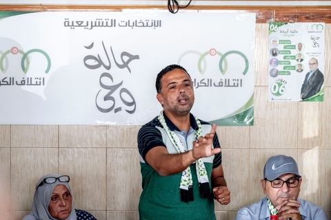 03 octobre 2019 : dans un café du quartier populaire de Raoued, Seifeddine Makhlouf, avocat, candidat éliminé au 1er tour des président et porte parole de la coalition Al Karama, mouvement islamiste proche des jeunes de la révolution, tient une réunion. lors de cette réunion il a indiqué que les habitants de Ben Guerdane sont les plus heureux en Tunisie. « Il y a une absence de l’Etat à Ben Guerdane. La police et l’administration sont quasi-inexistantes. Les habitants de Ben Guerdane sont des hors la loi. La douane tunisienne est éloignée de Ben Guerdane. Souvent, quand on se libère des griffes de l’Etat, on devient heureux ». Et d’ajouter : « Lorsque je me rends à Ben Guerdane, je m’amuse. On peut tout acheter avec les contrebandiers. Souvent, on trouve un agent de police. Il te salue pas plus. La loi n’est pas appliquée. C’est pour cette raison que les habitants de Ben Guerdane sont des gens libres ».