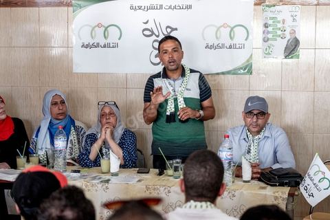 03 octobre 2019 : dans un café du quartier populaire de Raoued, Seifeddine Makhlouf, avocat, candidat éliminé au 1er tour des président et porte parole de la coalition Al Karama, mouvement islamiste proche des jeunes de la révolution, tient une réunion. lors de cette réunion il a indiqué que les habitants de Ben Guerdane sont les plus heureux en Tunisie. « Il y a une absence de l’Etat à Ben Guerdane. La police et l’administration sont quasi-inexistantes. Les habitants de Ben Guerdane sont des hors la loi. La douane tunisienne est éloignée de Ben Guerdane. Souvent, quand on se libère des griffes de l’Etat, on devient heureux ». Et d’ajouter : « Lorsque je me rends à Ben Guerdane, je m’amuse. On peut tout acheter avec les contrebandiers. Souvent, on trouve un agent de police. Il te salue pas plus. La loi n’est pas appliquée. C’est pour cette raison que les habitants de Ben Guerdane sont des gens libres ».