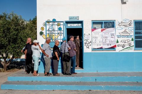 06 octobre 2019 : jour de vote pour les élections législatives en Tunisie, plus de 7 millions d'électeurs sont appelés à élire les membres de l'Assemblée des Représentants du Peuple, 217 députés à choisir parmis 1506 listes répartis sur 33 circonscriptions. A 19h30 l'ISIE annoce une participation de 41,50 %, la plus faible pour ces élections depuis 2011. Le scrutin de listes est à la propotionnelle à un seul tour. Près de 14 000 bureaux de votes mis en place en Tunisie et à l'étranger. Les résultat definitifs sont prévus dasn les trois jours suivants le scrutin. 