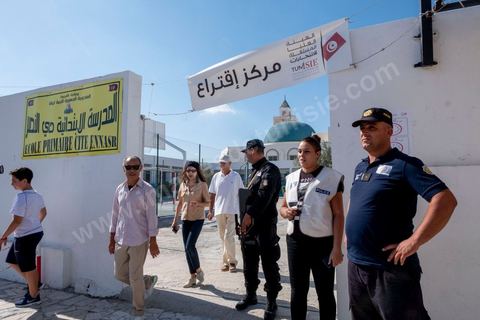 06 octobre 2019 : jour de vote pour les élections législatives en Tunisie, plus de 7 millions d'électeurs sont appelés à élire les membres de l'Assemblée des Représentants du Peuple, 217 députés à choisir parmis 1506 listes répartis sur 33 circonscriptions. A 19h30 l'ISIE annoce une participation de 41,50 %, la plus faible pour ces élections depuis 2011. Le scrutin de listes est à la propotionnelle à un seul tour. Près de 14 000 bureaux de votes mis en place en Tunisie et à l'étranger. Les résultat definitifs sont prévus dasn les trois jours suivants le scrutin. 