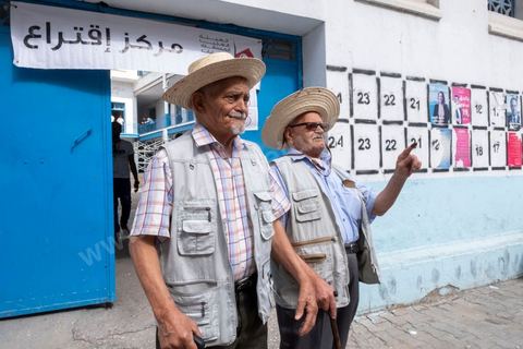 06 octobre 2019 : jour de vote pour les élections législatives en Tunisie, plus de 7 millions d'électeurs sont appelés à élire les membres de l'Assemblée des Représentants du Peuple, 217 députés à choisir parmis 1506 listes répartis sur 33 circonscriptions. A 19h30 l'ISIE annoce une participation de 41,50 %, la plus faible pour ces élections depuis 2011. Le scrutin de listes est à la propotionnelle à un seul tour. Près de 14 000 bureaux de votes mis en place en Tunisie et à l'étranger. Les résultat definitifs sont prévus dasn les trois jours suivants le scrutin. 