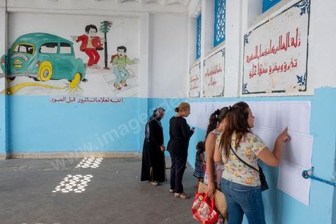 06 octobre 2019 : jour de vote pour les élections législatives en Tunisie, plus de 7 millions d'électeurs sont appelés à élire les membres de l'Assemblée des Représentants du Peuple, 217 députés à choisir parmis 1506 listes répartis sur 33 circonscriptions. A 19h30 l'ISIE annoce une participation de 41,50 %, la plus faible pour ces élections depuis 2011. Le scrutin de listes est à la propotionnelle à un seul tour. Près de 14 000 bureaux de votes mis en place en Tunisie et à l'étranger. Les résultat definitifs sont prévus dasn les trois jours suivants le scrutin. 