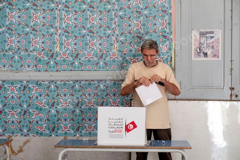 06 octobre 2019 : jour de vote pour les élections législatives en Tunisie, plus de 7 millions d'électeurs sont appelés à élire les membres de l'Assemblée des Représentants du Peuple, 217 députés à choisir parmis 1506 listes répartis sur 33 circonscriptions. A 19h30 l'ISIE annoce une participation de 41,50 %, la plus faible pour ces élections depuis 2011. Le scrutin de listes est à la propotionnelle à un seul tour. Près de 14 000 bureaux de votes mis en place en Tunisie et à l'étranger. Les résultat definitifs sont prévus dasn les trois jours suivants le scrutin. 