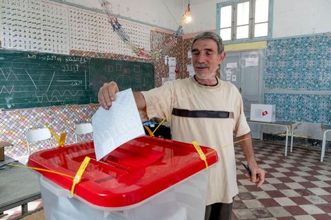 06 octobre 2019 : jour de vote pour les élections législatives en Tunisie, plus de 7 millions d'électeurs sont appelés à élire les membres de l'Assemblée des Représentants du Peuple, 217 députés à choisir parmis 1506 listes répartis sur 33 circonscriptions. A 19h30 l'ISIE annoce une participation de 41,50 %, la plus faible pour ces élections depuis 2011. Le scrutin de listes est à la propotionnelle à un seul tour. Près de 14 000 bureaux de votes mis en place en Tunisie et à l'étranger. Les résultat definitifs sont prévus dasn les trois jours suivants le scrutin. 