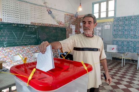 06 octobre 2019 : jour de vote pour les élections législatives en Tunisie, plus de 7 millions d'électeurs sont appelés à élire les membres de l'Assemblée des Représentants du Peuple, 217 députés à choisir parmis 1506 listes répartis sur 33 circonscriptions. A 19h30 l'ISIE annoce une participation de 41,50 %, la plus faible pour ces élections depuis 2011. Le scrutin de listes est à la propotionnelle à un seul tour. Près de 14 000 bureaux de votes mis en place en Tunisie et à l'étranger. Les résultat definitifs sont prévus dasn les trois jours suivants le scrutin. 