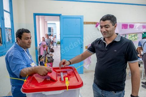 06 octobre 2019 : jour de vote pour les élections législatives en Tunisie, plus de 7 millions d'électeurs sont appelés à élire les membres de l'Assemblée des Représentants du Peuple, 217 députés à choisir parmis 1506 listes répartis sur 33 circonscriptions. A 19h30 l'ISIE annoce une participation de 41,50 %, la plus faible pour ces élections depuis 2011. Le scrutin de listes est à la propotionnelle à un seul tour. Près de 14 000 bureaux de votes mis en place en Tunisie et à l'étranger. Les résultat definitifs sont prévus dasn les trois jours suivants le scrutin. 