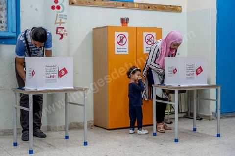 06 octobre 2019 : jour de vote pour les élections législatives en Tunisie, plus de 7 millions d'électeurs sont appelés à élire les membres de l'Assemblée des Représentants du Peuple, 217 députés à choisir parmis 1506 listes répartis sur 33 circonscriptions. A 19h30 l'ISIE annoce une participation de 41,50 %, la plus faible pour ces élections depuis 2011. Le scrutin de listes est à la propotionnelle à un seul tour. Près de 14 000 bureaux de votes mis en place en Tunisie et à l'étranger. Les résultat definitifs sont prévus dasn les trois jours suivants le scrutin. 