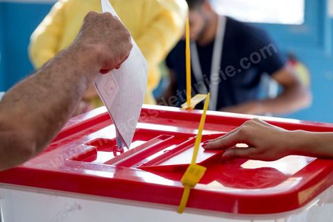 06 octobre 2019 : jour de vote pour les élections législatives en Tunisie, plus de 7 millions d'électeurs sont appelés à élire les membres de l'Assemblée des Représentants du Peuple, 217 députés à choisir parmis 1506 listes répartis sur 33 circonscriptions. A 19h30 l'ISIE annoce une participation de 41,50 %, la plus faible pour ces élections depuis 2011. Le scrutin de listes est à la propotionnelle à un seul tour. Près de 14 000 bureaux de votes mis en place en Tunisie et à l'étranger. Les résultat definitifs sont prévus dasn les trois jours suivants le scrutin. 