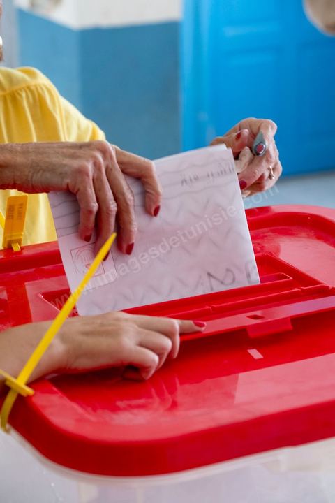 06 octobre 2019 : jour de vote pour les élections législatives en Tunisie, plus de 7 millions d'électeurs sont appelés à élire les membres de l'Assemblée des Représentants du Peuple, 217 députés à choisir parmis 1506 listes répartis sur 33 circonscriptions. A 19h30 l'ISIE annoce une participation de 41,50 %, la plus faible pour ces élections depuis 2011. Le scrutin de listes est à la propotionnelle à un seul tour. Près de 14 000 bureaux de votes mis en place en Tunisie et à l'étranger. Les résultat definitifs sont prévus dasn les trois jours suivants le scrutin. 