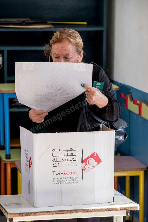 06 octobre 2019 : jour de vote pour les élections législatives en Tunisie, plus de 7 millions d'électeurs sont appelés à élire les membres de l'Assemblée des Représentants du Peuple, 217 députés à choisir parmis 1506 listes répartis sur 33 circonscriptions. A 19h30 l'ISIE annoce une participation de 41,50 %, la plus faible pour ces élections depuis 2011. Le scrutin de listes est à la propotionnelle à un seul tour. Près de 14 000 bureaux de votes mis en place en Tunisie et à l'étranger. Les résultat definitifs sont prévus dasn les trois jours suivants le scrutin. 