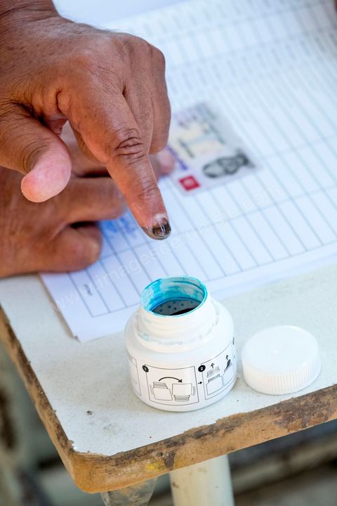 06 octobre 2019 : jour de vote pour les élections législatives en Tunisie, plus de 7 millions d'électeurs sont appelés à élire les membres de l'Assemblée des Représentants du Peuple, 217 députés à choisir parmis 1506 listes répartis sur 33 circonscriptions. A 19h30 l'ISIE annoce une participation de 41,50 %, la plus faible pour ces élections depuis 2011. Le scrutin de listes est à la propotionnelle à un seul tour. Près de 14 000 bureaux de votes mis en place en Tunisie et à l'étranger. Les résultat definitifs sont prévus dasn les trois jours suivants le scrutin. 