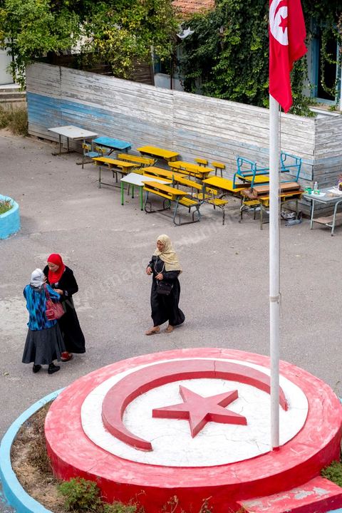06 octobre 2019 : jour de vote pour les élections législatives en Tunisie, plus de 7 millions d'électeurs sont appelés à élire les membres de l'Assemblée des Représentants du Peuple, 217 députés à choisir parmis 1506 listes répartis sur 33 circonscriptions. A 19h30 l'ISIE annoce une participation de 41,50 %, la plus faible pour ces élections depuis 2011. Le scrutin de listes est à la propotionnelle à un seul tour. Près de 14 000 bureaux de votes mis en place en Tunisie et à l'étranger. Les résultat definitifs sont prévus dasn les trois jours suivants le scrutin. 
