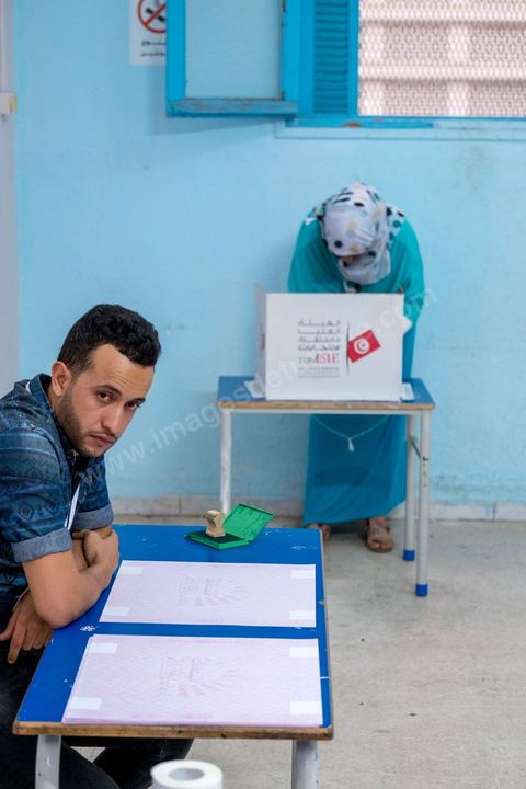 06 octobre 2019 : jour de vote pour les élections législatives en Tunisie, plus de 7 millions d'électeurs sont appelés à élire les membres de l'Assemblée des Représentants du Peuple, 217 députés à choisir parmis 1506 listes répartis sur 33 circonscriptions. A 19h30 l'ISIE annoce une participation de 41,50 %, la plus faible pour ces élections depuis 2011. Le scrutin de listes est à la propotionnelle à un seul tour. Près de 14 000 bureaux de votes mis en place en Tunisie et à l'étranger. Les résultat definitifs sont prévus dasn les trois jours suivants le scrutin. 