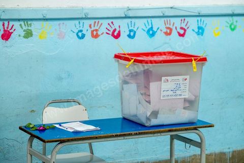 06 octobre 2019 : jour de vote pour les élections législatives en Tunisie, plus de 7 millions d'électeurs sont appelés à élire les membres de l'Assemblée des Représentants du Peuple, 217 députés à choisir parmis 1506 listes répartis sur 33 circonscriptions. A 19h30 l'ISIE annoce une participation de 41,50 %, la plus faible pour ces élections depuis 2011. Le scrutin de listes est à la propotionnelle à un seul tour. Près de 14 000 bureaux de votes mis en place en Tunisie et à l'étranger. Les résultat definitifs sont prévus dasn les trois jours suivants le scrutin. 
