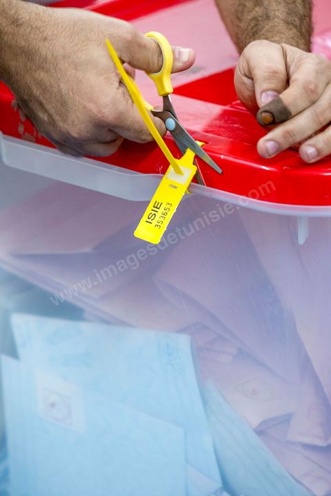 06 octobre 2019 : jour de vote pour les élections législatives en Tunisie, plus de 7 millions d'électeurs sont appelés à élire les membres de l'Assemblée des Représentants du Peuple, 217 députés à choisir parmis 1506 listes répartis sur 33 circonscriptions. A 19h30 l'ISIE annoce une participation de 41,50 %, la plus faible pour ces élections depuis 2011. Le scrutin de listes est à la propotionnelle à un seul tour. Près de 14 000 bureaux de votes mis en place en Tunisie et à l'étranger. Les résultat definitifs sont prévus dasn les trois jours suivants le scrutin. 