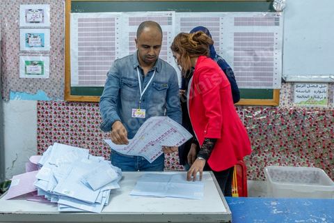 06 octobre 2019 : jour de vote pour les élections législatives en Tunisie, plus de 7 millions d'électeurs sont appelés à élire les membres de l'Assemblée des Représentants du Peuple, 217 députés à choisir parmis 1506 listes répartis sur 33 circonscriptions. A 19h30 l'ISIE annoce une participation de 41,50 %, la plus faible pour ces élections depuis 2011. Le scrutin de listes est à la propotionnelle à un seul tour. Près de 14 000 bureaux de votes mis en place en Tunisie et à l'étranger. Les résultat definitifs sont prévus dasn les trois jours suivants le scrutin. 