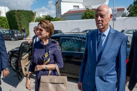 06 octobre 2019 :  En ce jour d'élections légilsatives en Tunisie, le candidat qualifié au second tour des élections présidentielles prévu pour le 13 octobre, Kais Saied, indépendant, se rend dans son bureau de vote pour effectuer son devoir de citoyen en compagnie de sa femme. Professeur de droit, la première fois qu'il votait de sa vie était le 15 septembre dernier pour le premier tour des présidentielles quil remporta. 