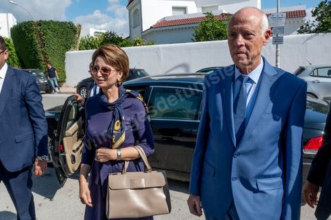 06 octobre 2019 :  En ce jour d'élections légilsatives en Tunisie, le candidat qualifié au second tour des élections présidentielles prévu pour le 13 octobre, Kais Saied, indépendant, se rend dans son bureau de vote pour effectuer son devoir de citoyen en compagnie de sa femme. Professeur de droit, la première fois qu'il votait de sa vie était le 15 septembre dernier pour le premier tour des présidentielles quil remporta. 