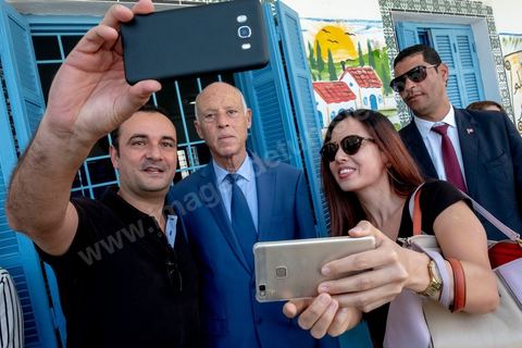 06 octobre 2019 :  En ce jour d'élections légilsatives en Tunisie, le candidat qualifié au second tour des élections présidentielles prévu pour le 13 octobre, Kais Saied, indépendant, se rend dans son bureau de vote pour effectuer son devoir de citoyen en compagnie de sa femme. Professeur de droit, la première fois qu'il votait de sa vie était le 15 septembre dernier pour le premier tour des présidentielles quil remporta. 