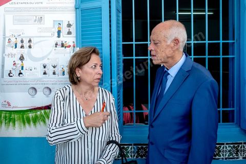 06 octobre 2019 :  En ce jour d'élections légilsatives en Tunisie, le candidat qualifié au second tour des élections présidentielles prévu pour le 13 octobre, Kais Saied, indépendant, se rend dans son bureau de vote pour effectuer son devoir de citoyen en compagnie de sa femme. Professeur de droit, la première fois qu'il votait de sa vie était le 15 septembre dernier pour le premier tour des présidentielles quil remporta. 