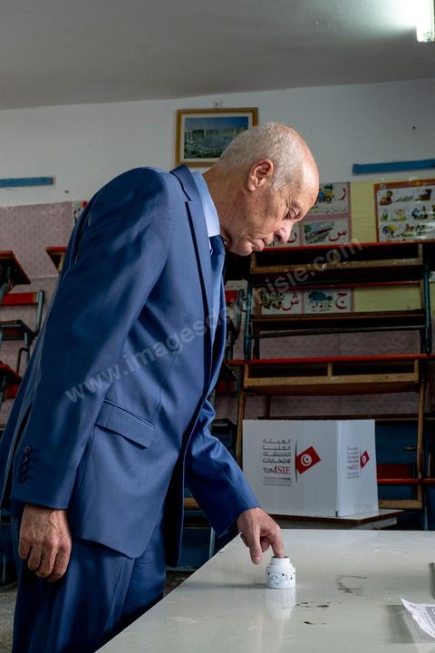 06 octobre 2019 :  En ce jour d'élections légilsatives en Tunisie, le candidat qualifié au second tour des élections présidentielles prévu pour le 13 octobre, Kais Saied, indépendant, se rend dans son bureau de vote pour effectuer son devoir de citoyen en compagnie de sa femme. Professeur de droit, la première fois qu'il votait de sa vie était le 15 septembre dernier pour le premier tour des présidentielles quil remporta. 