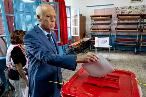 06 octobre 2019 :  En ce jour d'élections légilsatives en Tunisie, le candidat qualifié au second tour des élections présidentielles prévu pour le 13 octobre, Kais Saied, indépendant, se rend dans son bureau de vote pour effectuer son devoir de citoyen en compagnie de sa femme. Professeur de droit, la première fois qu'il votait de sa vie était le 15 septembre dernier pour le premier tour des présidentielles quil remporta. 