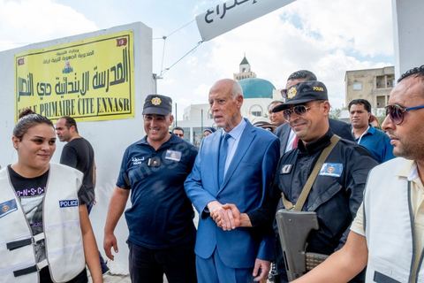 06 octobre 2019 :  En ce jour d'élections légilsatives en Tunisie, le candidat qualifié au second tour des élections présidentielles prévu pour le 13 octobre, Kais Saied, indépendant, se rend dans son bureau de vote pour effectuer son devoir de citoyen en compagnie de sa femme. Professeur de droit, la première fois qu'il votait de sa vie était le 15 septembre dernier pour le premier tour des présidentielles quil remporta. 